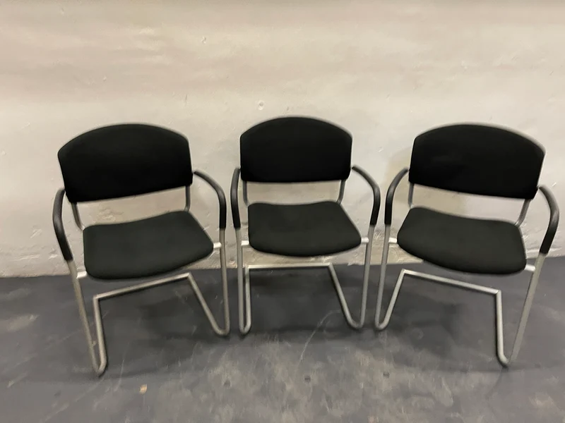 Konferenzstuhl Schwarz mit Armlehne