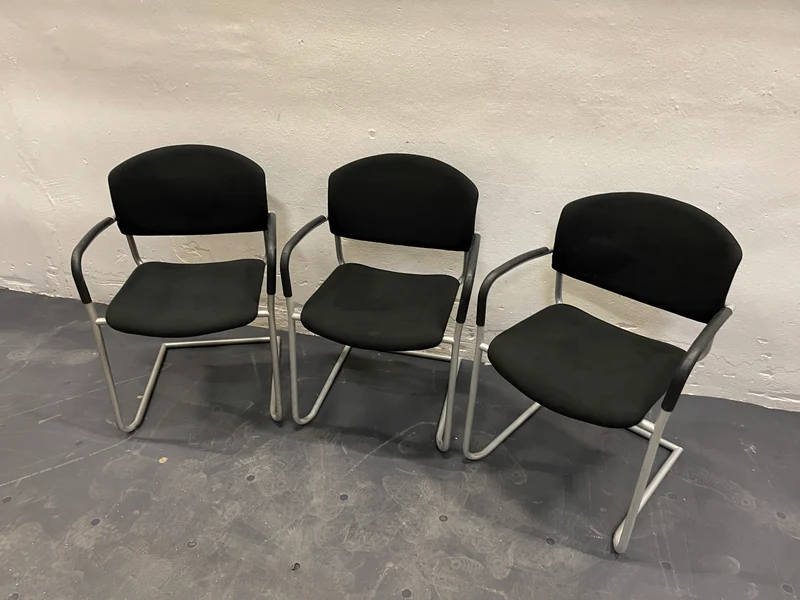 Konferenzstuhl Schwarz mit Armlehne