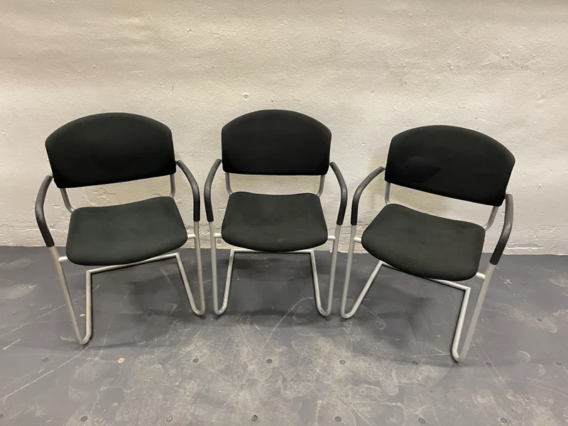 Konferenzstuhl Schwarz mit Armlehne
