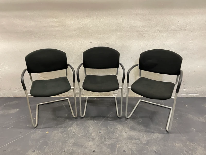 Konferenzstuhl Schwarz mit Armlehne