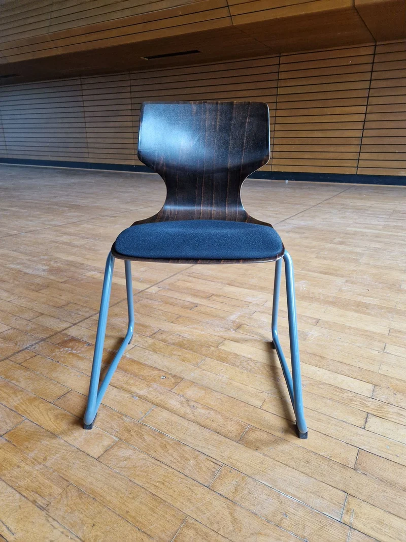 Konferenzstuhl Nussbaum