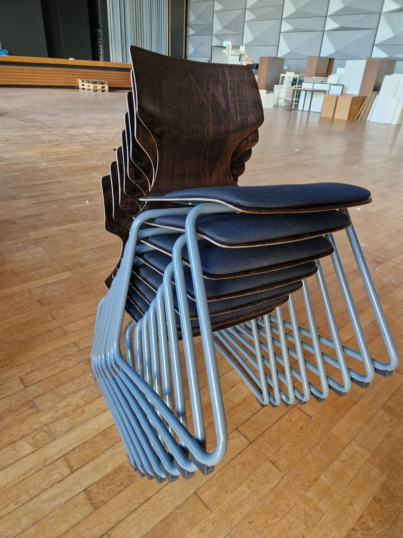 Konferenzstuhl Nussbaum