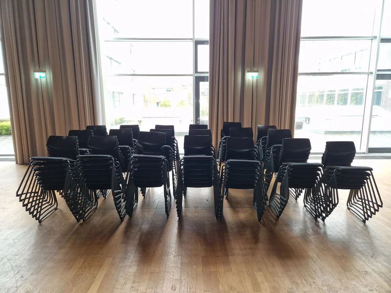 Konferenzstuhl Nussbaum