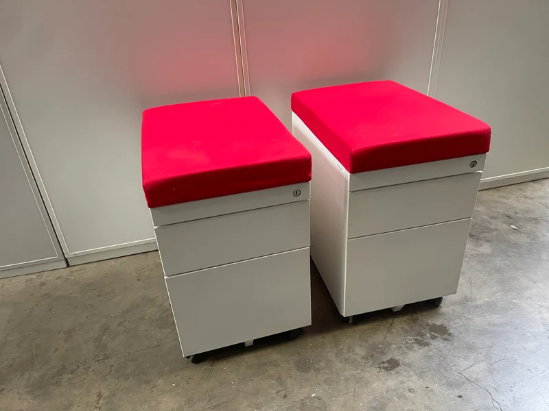 Rollcontainer Weiß mit rotem Bezug