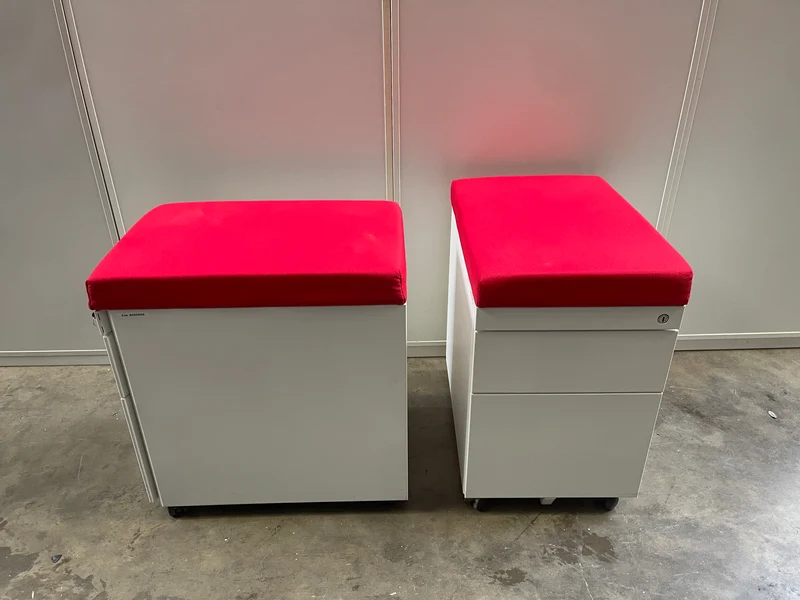 Rollcontainer Weiß mit rotem Bezug