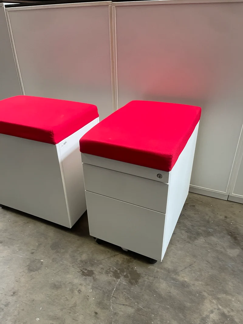 Rollcontainer Weiß mit rotem Bezug