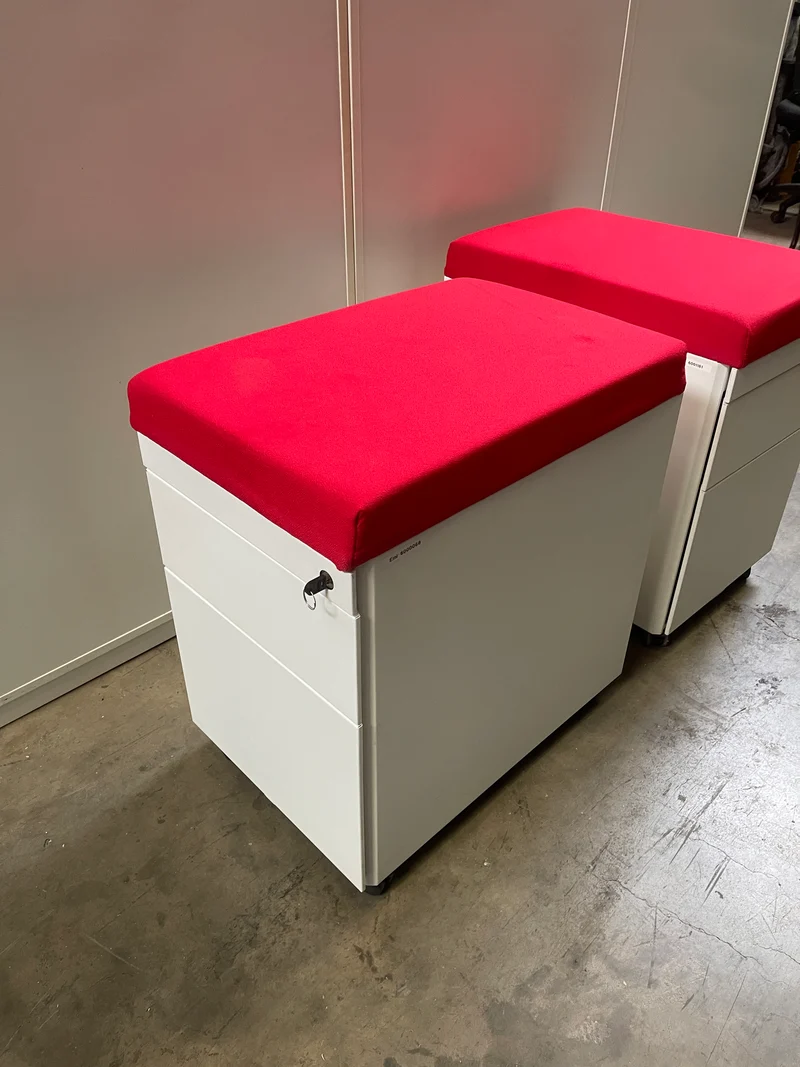 Rollcontainer Weiß mit rotem Bezug